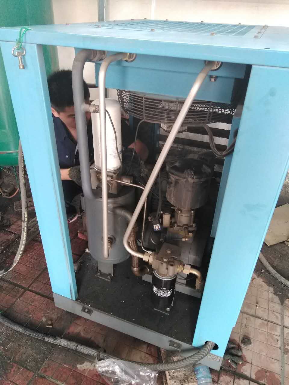 黔南某物流公司15KW开山空压机保养