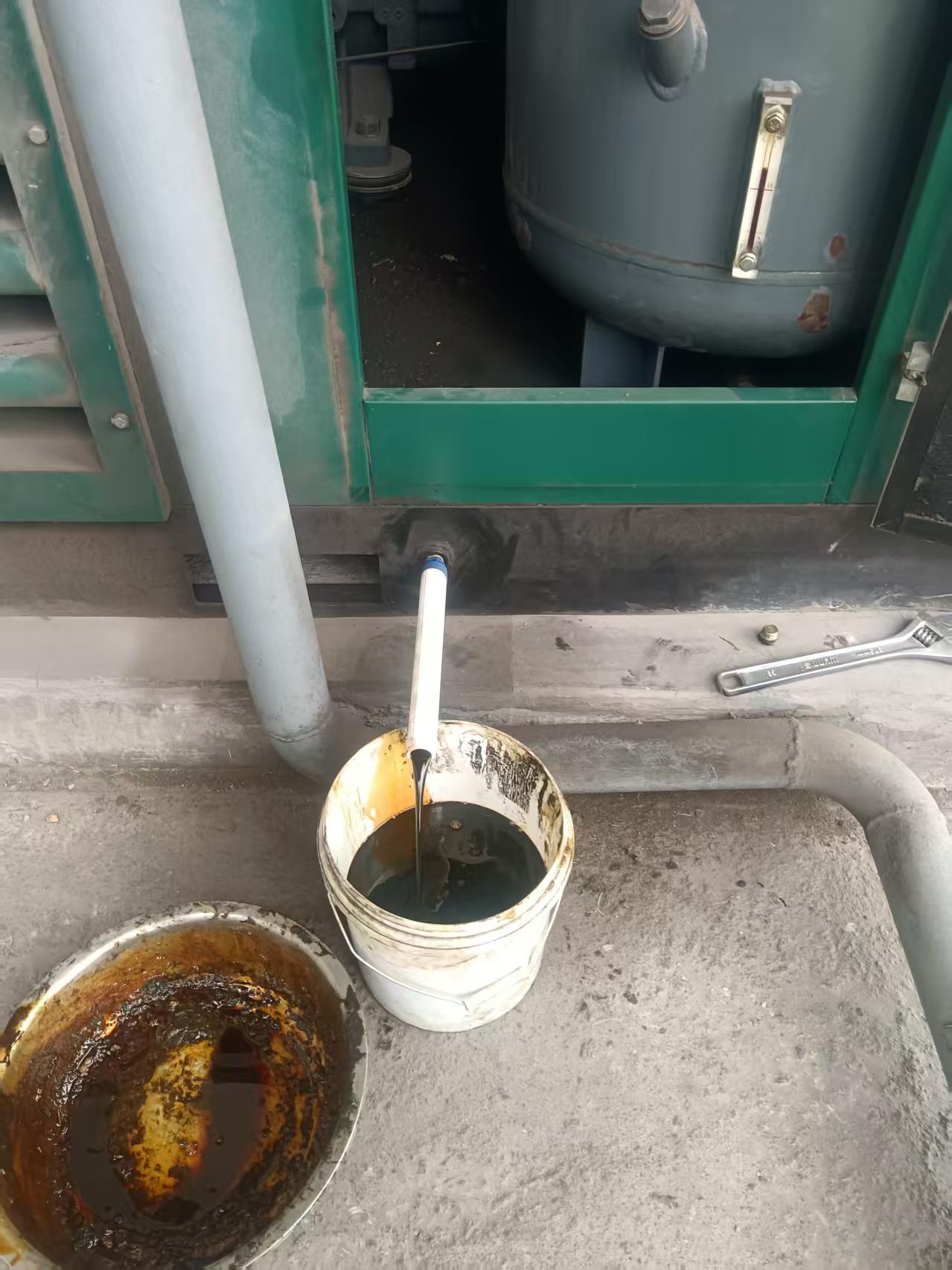 安顺某厂空压机保养更换润滑油