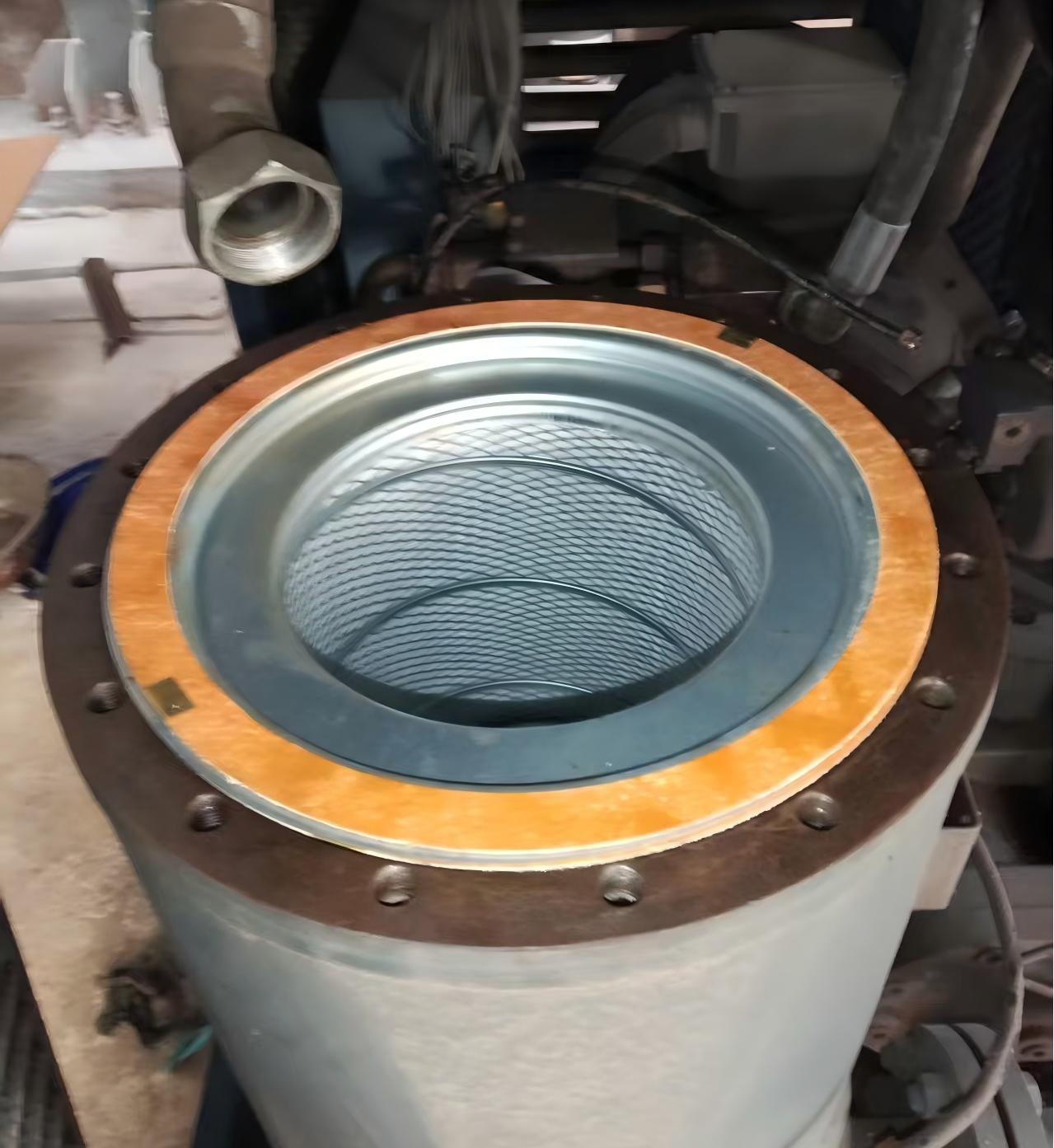 铜仁某化工厂超微粉工段更换空压机油滤和油分芯