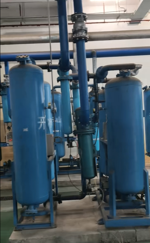 开年第一检！空压机全面巡检，护航生产       一、背景情况       2026年2月26日，春节长假过后，工厂也开始全面复工，为了确保开工后供气压力稳定、设备运行高效，避免因为假期问题导致机器出现故障，我司根据之前的服务记录，选定一家光电厂进行开年第一次巡检！        二、巡检内容        1，外观与环境：清理设备周边粉尘、杂物，保证散热通风。        2，电气系统：检查电压、电流、线路老化及接线端子紧固情况。        3，润滑系统：检查空压机油位、油质,。        4，气路系统：检测供气压力、管路漏气率。        5，核心部件：检查主机、电机、风扇、减震件。        6，整机调试：空载、负载试机，记录温度、压力、噪音等关键参数。       三、问题处理       1，机器设备上面有灰尘，进行清理，保持干净；       2，气管接头存在微漏，导致压力不稳，现场进行紧固；       开年空压机第一次全面检查，问题不大，顺利完成，为2026企业生产开个好头，保证生产稳定。